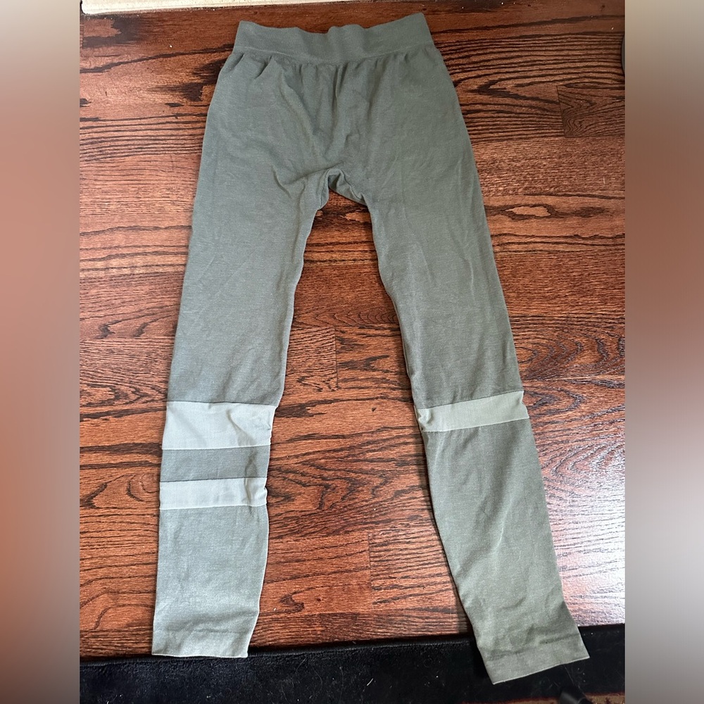 Small Mercari leggings, never worn, no rips or stains
